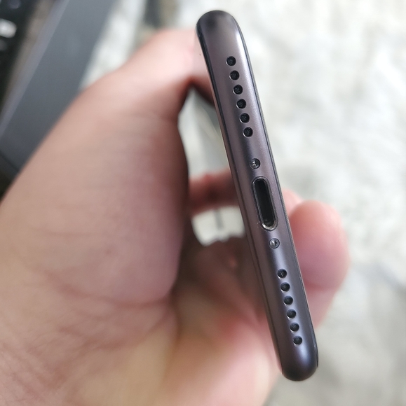 Unlocked Apple iPhone 8 64GB Space Grey - Picture 2 of 6